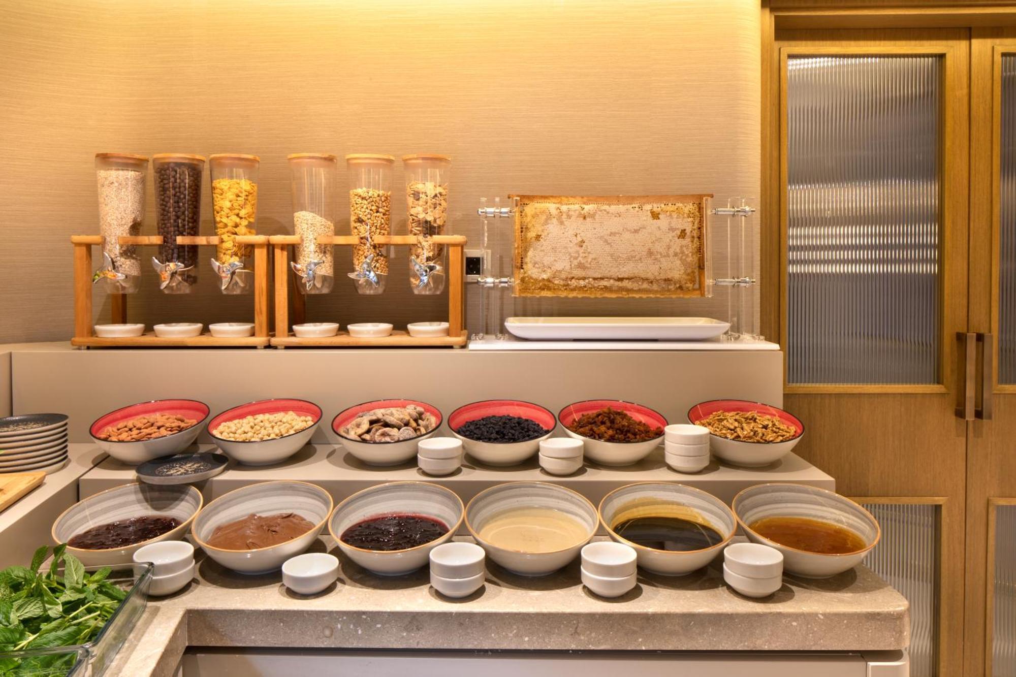 Bentley Hotel Old City-Special Class Istanbul Eksteriør bilde A selection of breakfast cereals